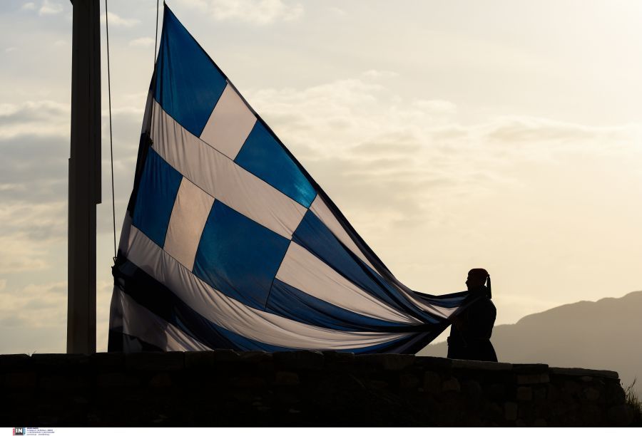 25η Μαρτίου: Η έπαρση της ελληνικής σημαίας στην Ακρόπολη – ΦΩΤΟ και ΒΙΝΤΕΟ