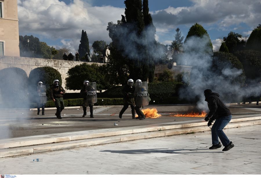 Πανεκπαιδευτικό συλλαλητήριο: Μολότοφ και χημικά μπροστά από τη Βουλή – 8 τραυματίες φοιτητές από τα νέα επεισόδια