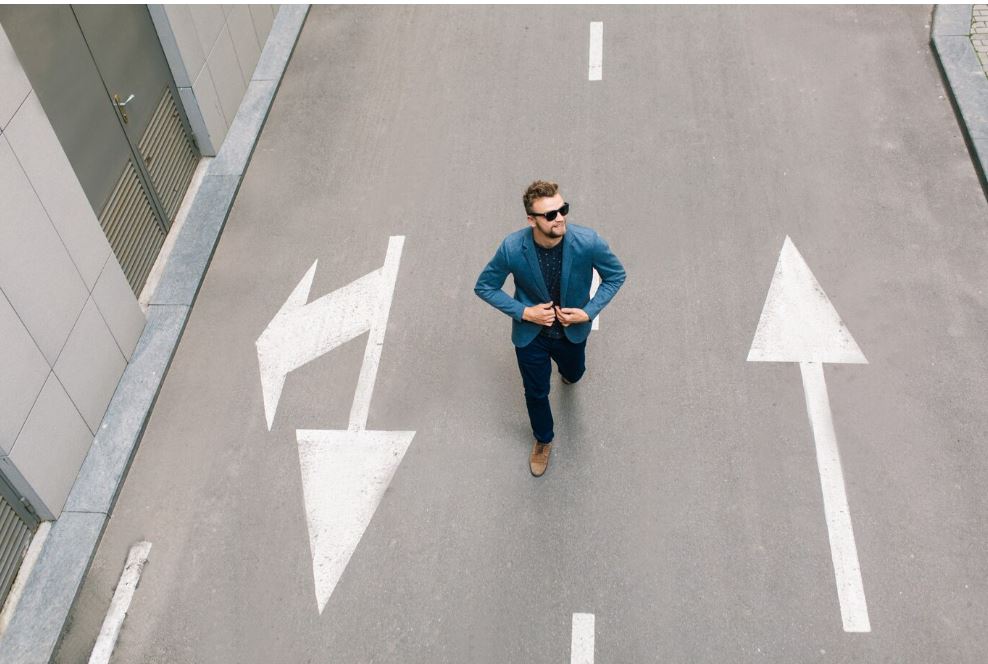 8 συνήθειες που πρέπει να αρχίσετε να κάνετε τώρα για να είστε έτη φωτός μπροστά από όλους σε 5 χρόνια