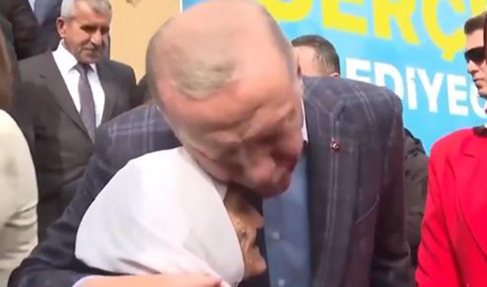 Η γιαγιά που λατρεύει τον Ερντογάν