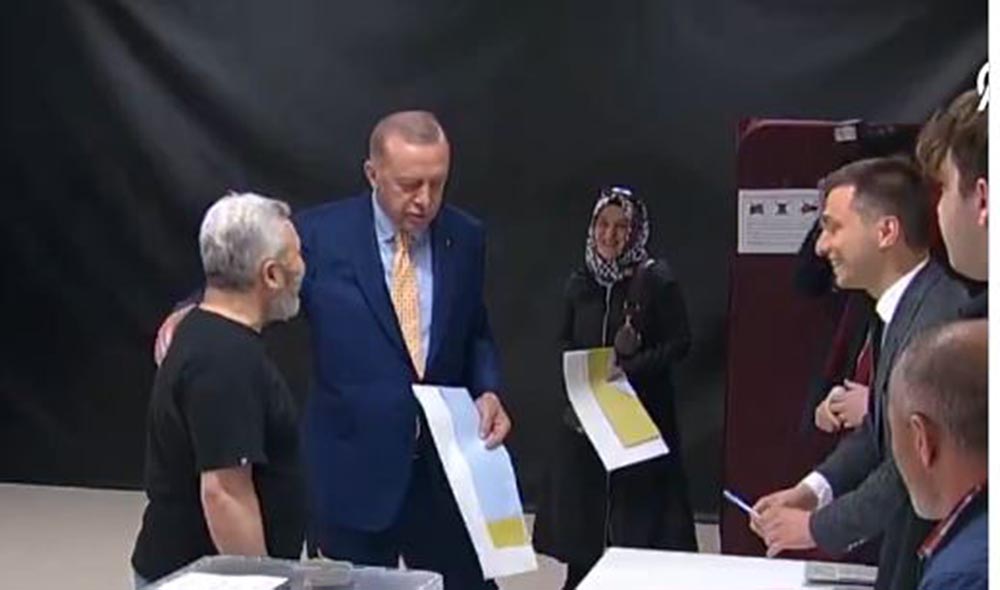 Δημοτικές εκλογές στην Τουρκία: Συγκινημένος ο Ιμάμογλου στην κάλπη – Ερντογάν: Να αρχίσει μια νέα εποχή για τη χώρα