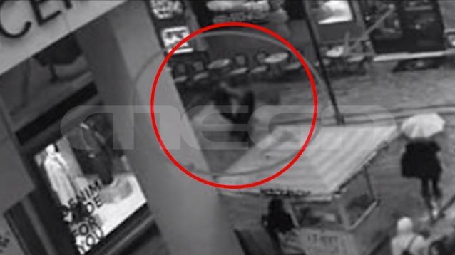 Ερμού: Φωτογραφίες ντοκουμέντο από την στιγμή που ο Ιρανός μαχαιρώνει την 22χρονη