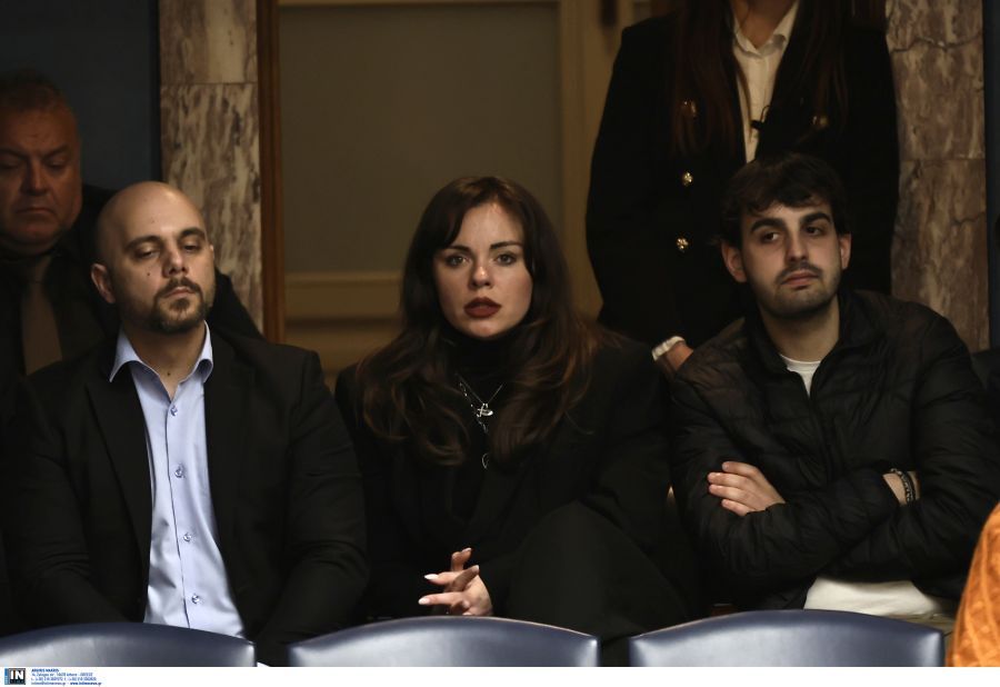 Βουλή: Η επιζώσα της τραγωδίας των Τεμπών, Ευδοκία Τσαγκλή στα θεωρεία – Παρακολούθησε την ομιλία Μητσοτάκη