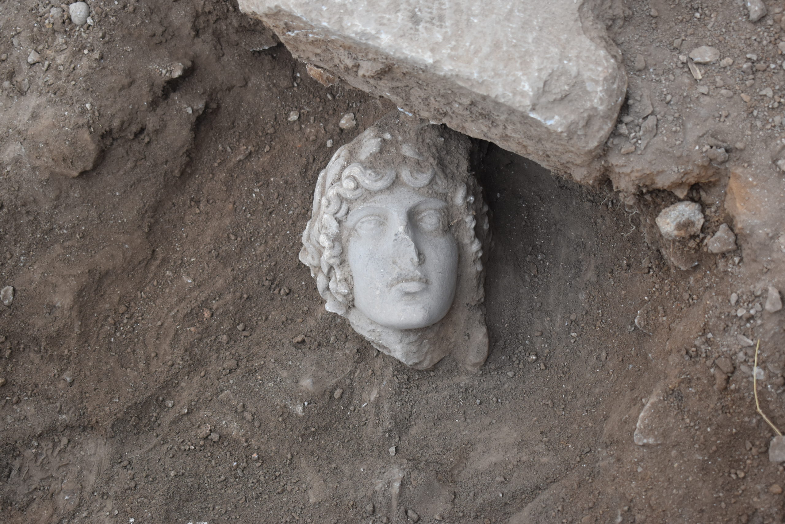 Έκπληκτοι οι αρχαιολόγοι: Φοιτητές του ΑΠΘ βρήκαν κεφαλή του Απόλλωνα του 2ου αιώνα στους Φιλίππους – Δείτε φωτογραφίες