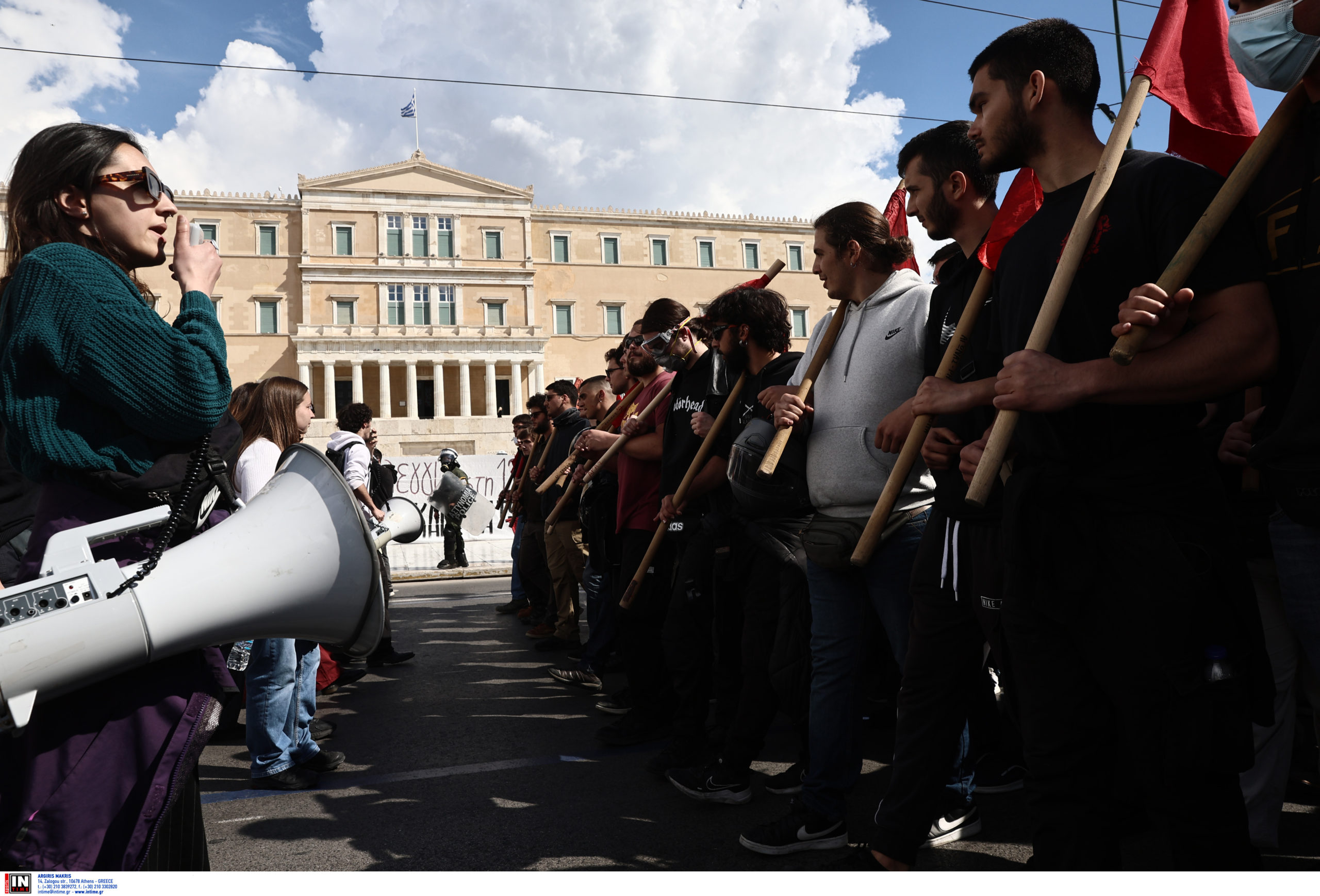 Πορεία των φοιτητών για τα μη κρατικά πανεπιστήμια: Ζητούν απόσυρση του νόμου – Πανό για την 12χρονη έξω από τη Βουλή