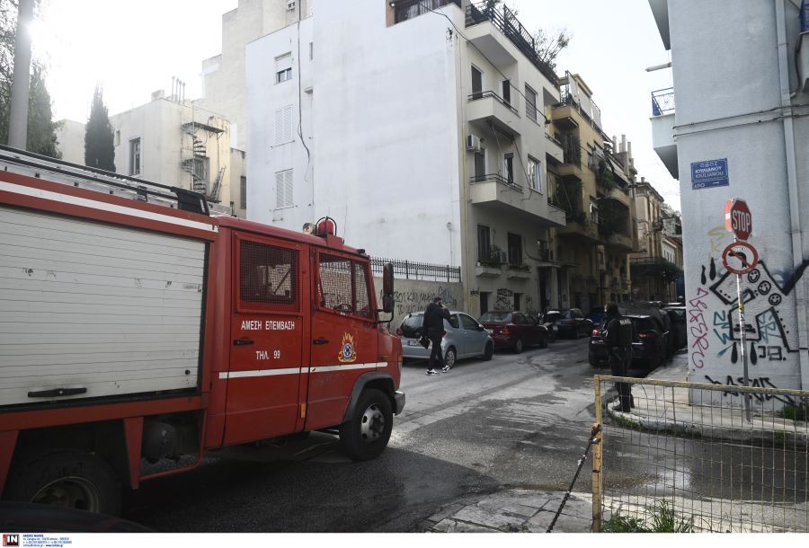 Φωτιά σε τέσσερα αυτοκίνητα στο κέντρο της Αθήνας – Προβληματισμός μετά τους εμπρησμούς στα Εξάρχεια