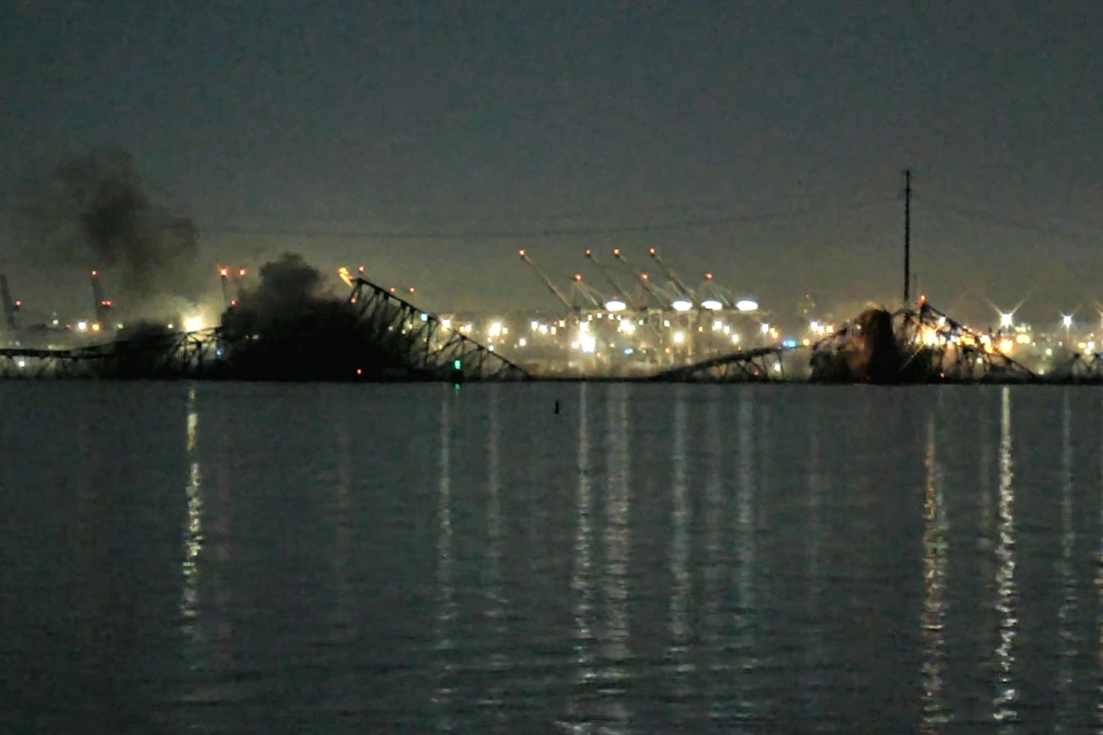 Βαλτιμόρη: Η γέφυρα κατέρρευσε σε δευτερόλεπτα έπειτα από την πρόσκρουση του πλοίου – «Υπάρχουν αγνοούμενοι»