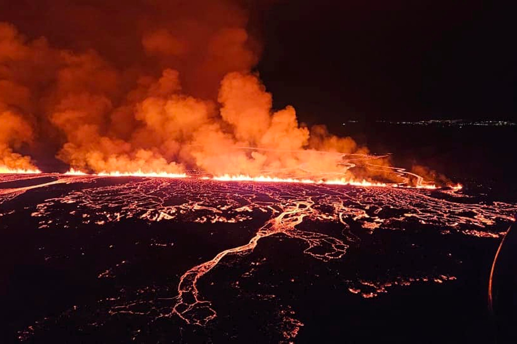 Ισλανδία: Συνεχίζεται η ηφαιστειακή δραστηριότητα στη χερσόνησο Ρέικιανες – Δεν κινδυνεύει η πόλη Γκρίνταβικ