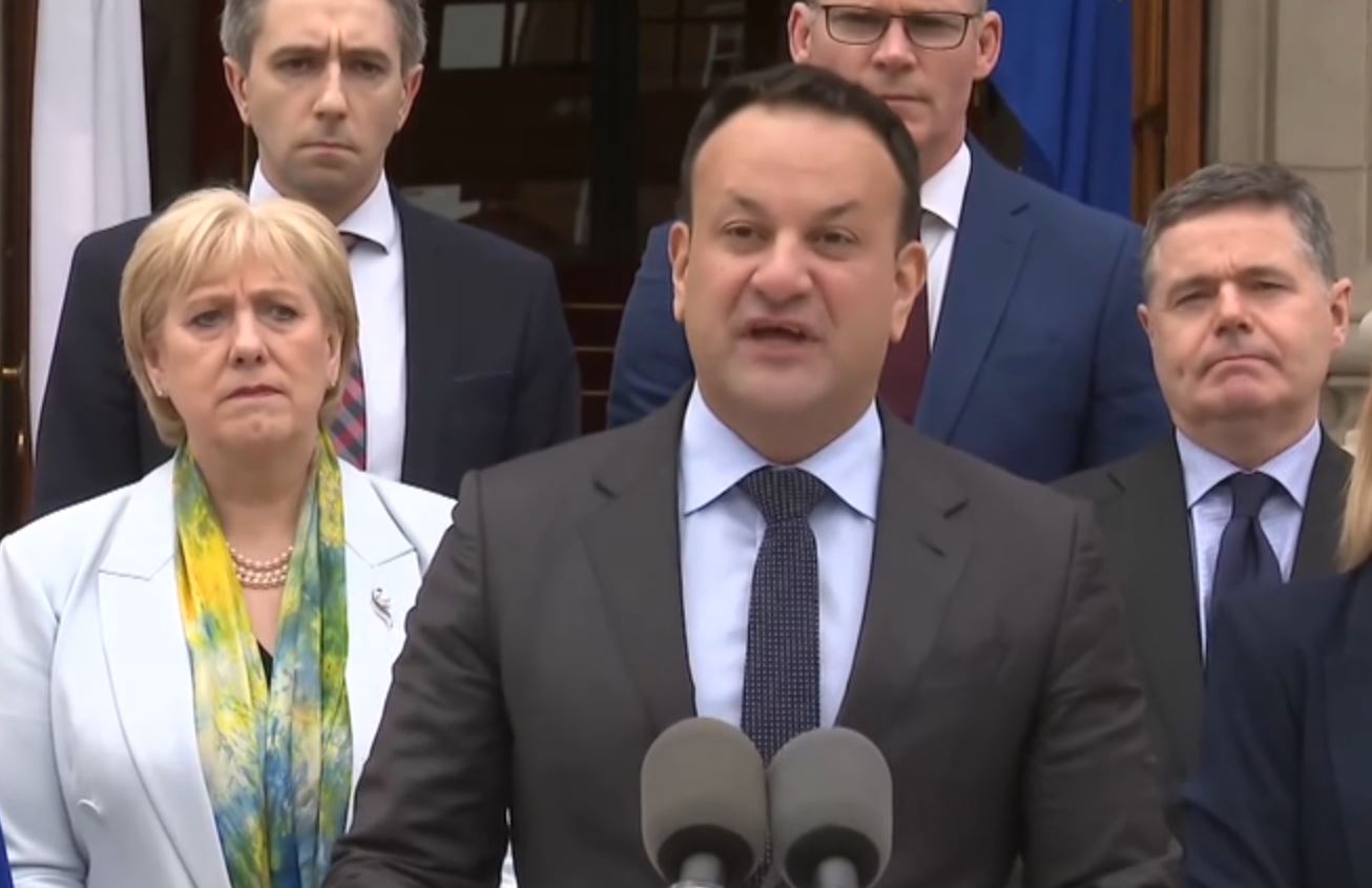 Ιρλανδία: Ο Λίο Βαράντκαρ παραιτήθηκε από την ηγεσία του κυβερνώντος κόμματος και την προεδρία της κυβέρνησης – Πώς θα γίνει η διαδοχή