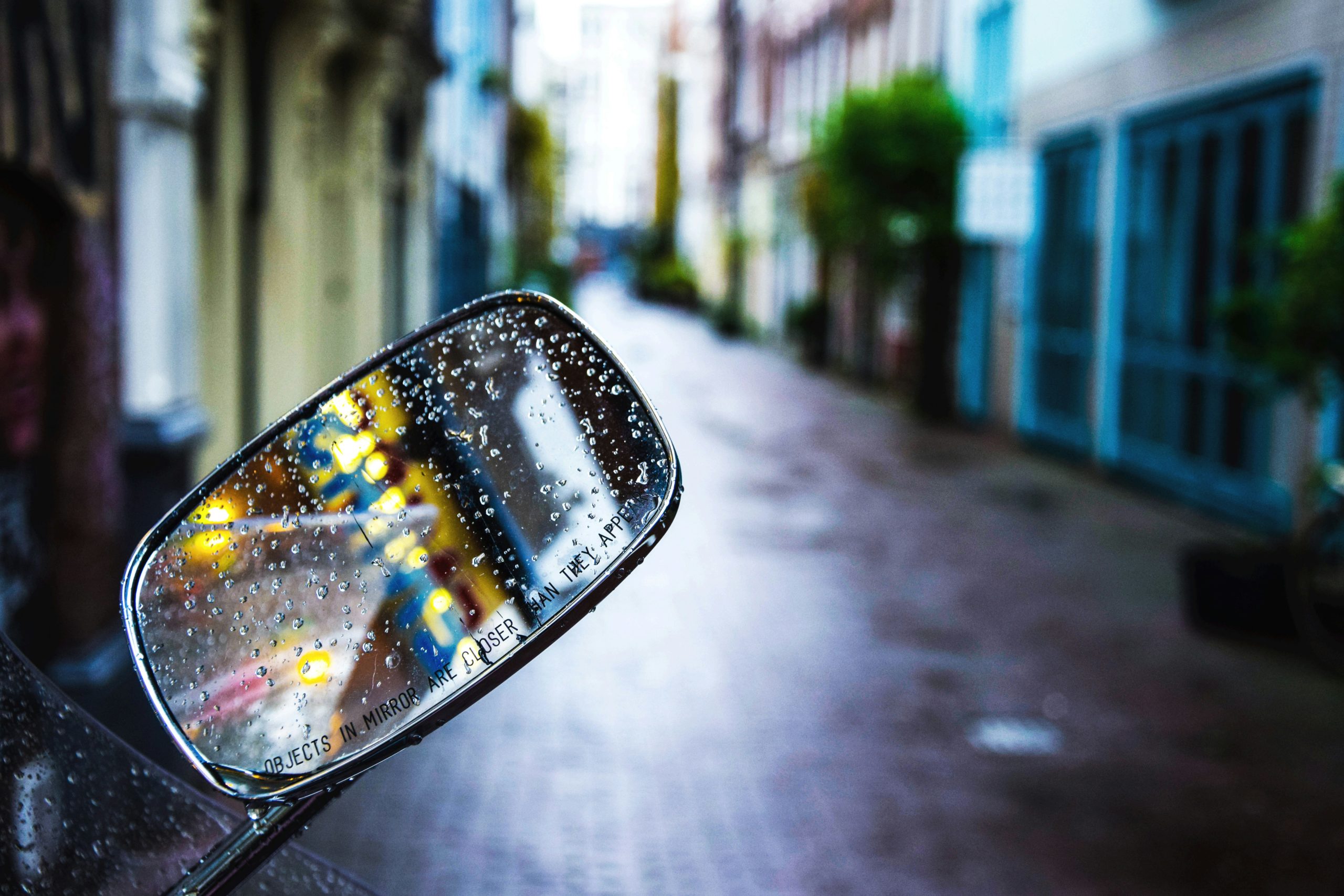 Απαλλαγείτε από την υγρασία στους καθρέφτες του αυτοκινήτου με ένα υλικό που υπάρχει στην κουζίνα σας