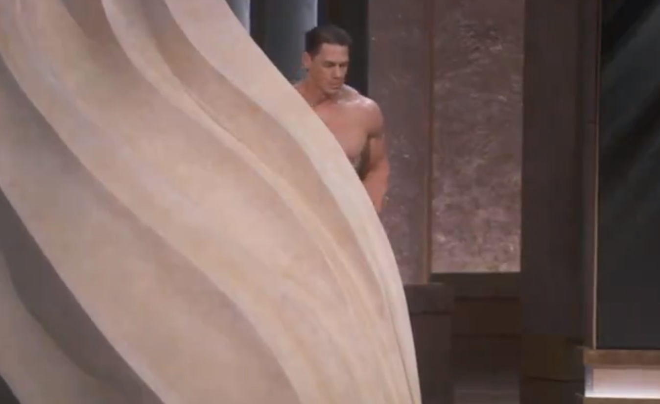 Όσκαρ 2024: Γυμνός στην σκηνή ο Τζον Σίνα για να παρουσιάσει τις υποψηφιότητες για Όσκαρ Κοστουμιών – BINTEO