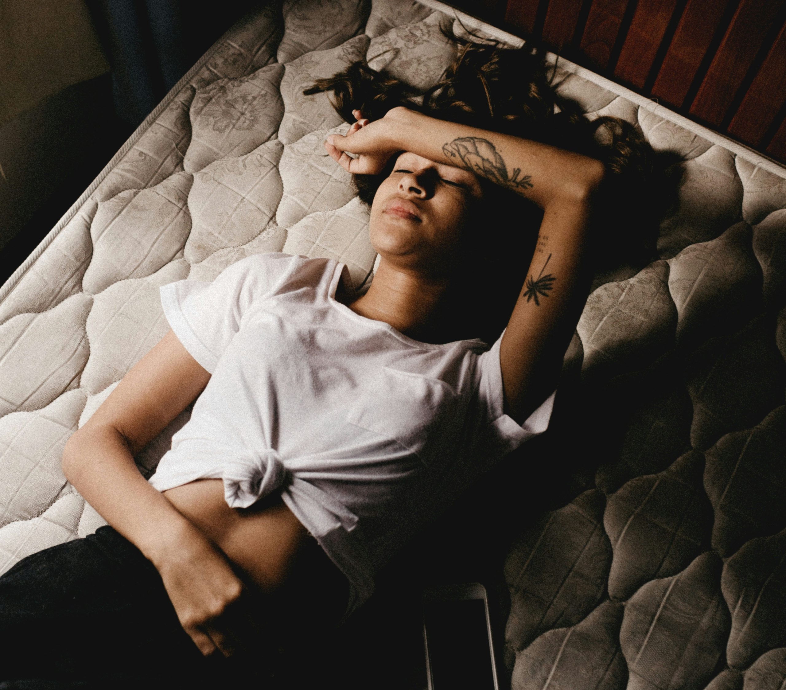 Φάγατε πολύ και δυσκολεύεστε να κοιμηθείτε; 10 τρόποι να ξεπεράσετε την δυσφορία και την αϋπνία