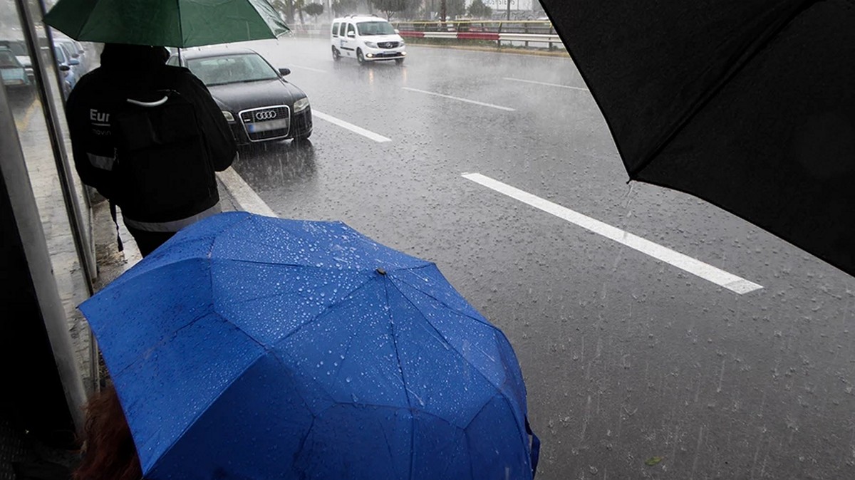 Ο καιρός σήμερα: Τοπικές βροχές και μεμονωμένες καταιγίδες – Πού θα πέσουν χιόνια