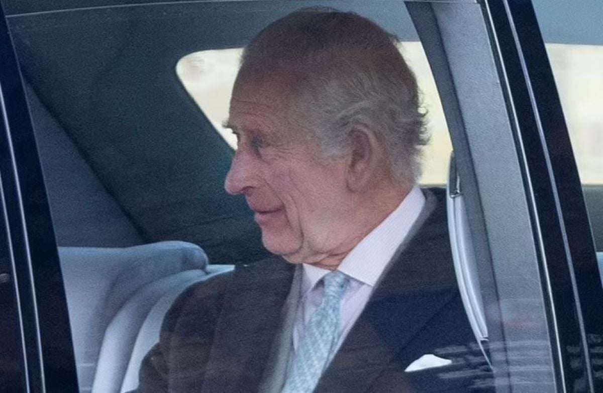 Βασιλιάς Κάρολος: Το «παγωμένο» χαμόγελο τη στιγμή που φεύγει από το κάστρο του Ουίνδσορ