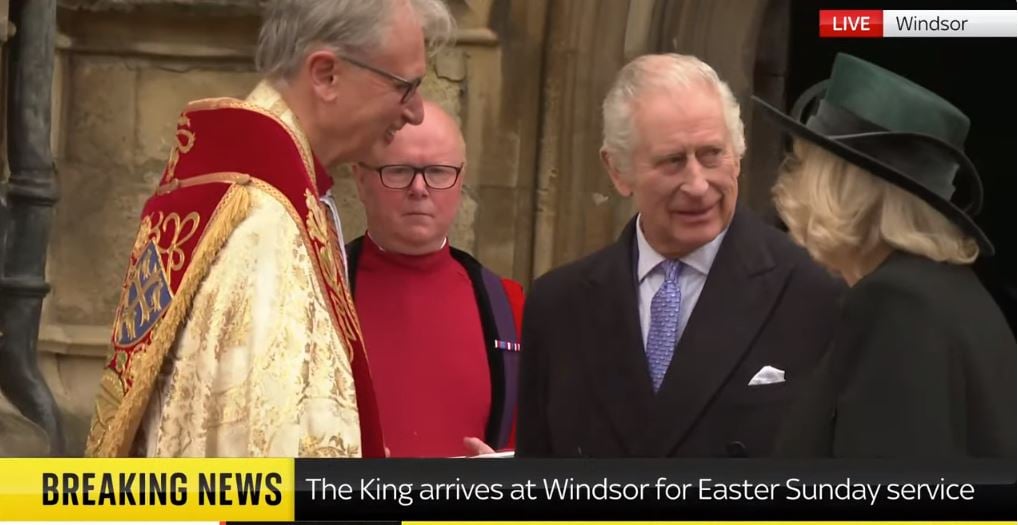 Βασιλιάς Κάρολος: Έφτασε στο παρεκκλήσι του Αγίου Γεωργίου – Ευδιάθετος στο πλευρό της συζύγου του