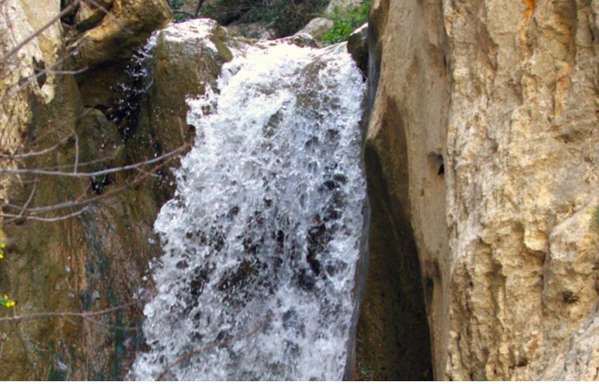 Αιτωλοακαρνανία: Το άγνωστο φαράγγι με τον θεαματικό καταρράκτη – Εντυπωσιακές εικόνες