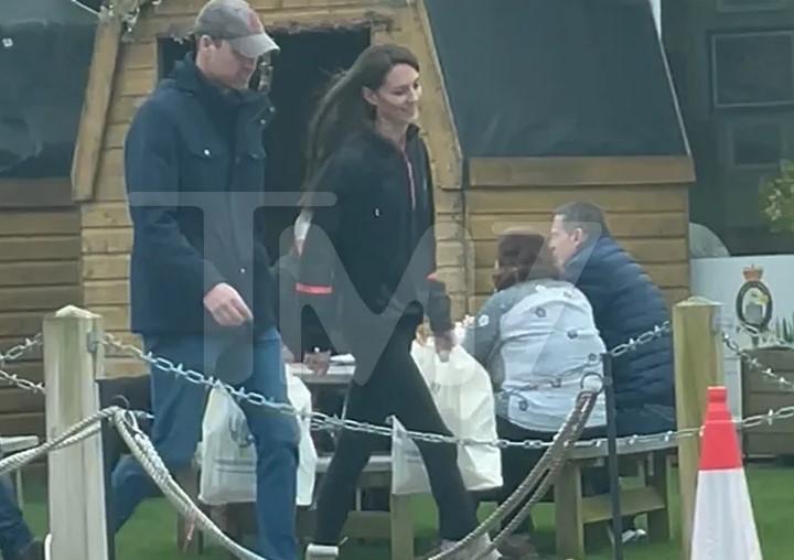 Η πριγκίπισσα της Ουαλίας φαίνεται στην φωτογραφία χαμογελαστή και με αθλητική αμφίεση στο πλευρό του συζύγου της.