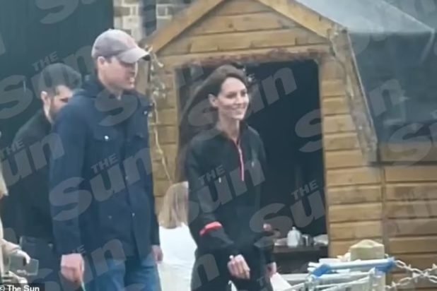 Η Κέιτ Μίντλετον κουβαλάει την τσάντα με τα ψώνια της από κατάστημα στο Ουίνδσορ. Στο πλευρό της είναι ο πρίγκιπας Ουίλιαμ.