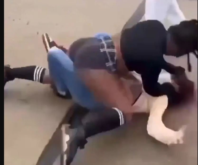 Βίντεο: Άγριος καβγάς μεταξύ ανηλίκων – Της χτυπούσε το κεφάλι στο τσιμέντο