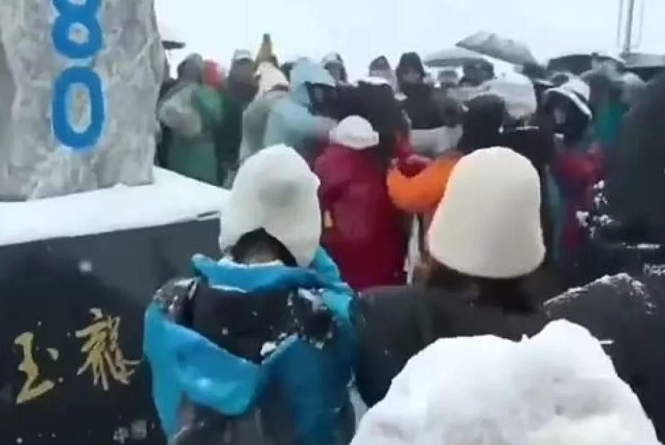 Βίντεο: Καβγάς σε υψόμετρο 4.680 μέτρων για μια selfie