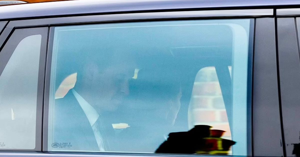 Η Κέιτ Μίντλετον στο αυτοκίνητο κατά την έξοδο της από το κάστρο του Ουίνδσορ στο πλευρό του πρίγκιπα Ουίλιαμ.