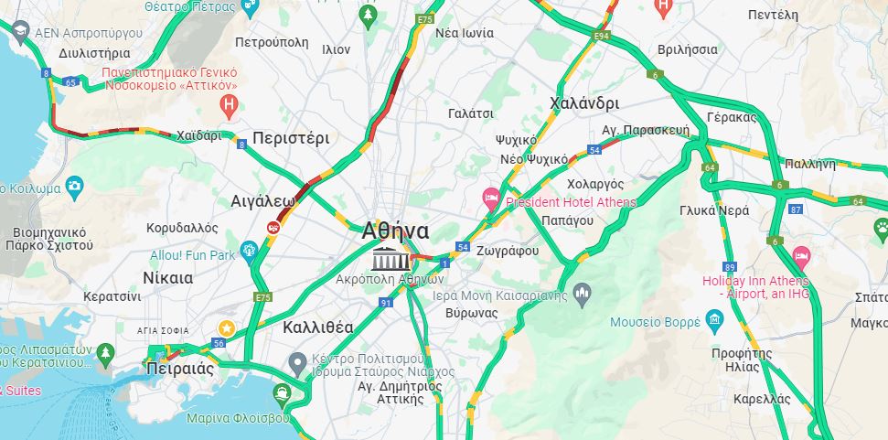 Κίνηση: «Αδειάζει» η Αθήνα – Μεγάλες καθυστερήσεις στην Αττική Οδό, τροχαίο και προβλήματα στον Κηφισό