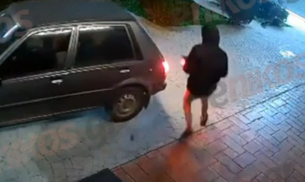 Καρέ – καρέ η δράση της συμμορίας που σκόρπισε τον τρόμο στα Σπάτα – Μπούκαραν με αυτοκίνητα σε καταστήματα