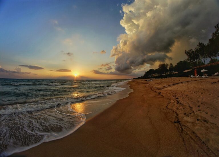 Ηλεία: Μυστήριο με νεκρό άνδρα στην παραλία της Κουρούτας – Το τραύμα στο κεφάλι και τα 2 σενάρια που εξετάζονται