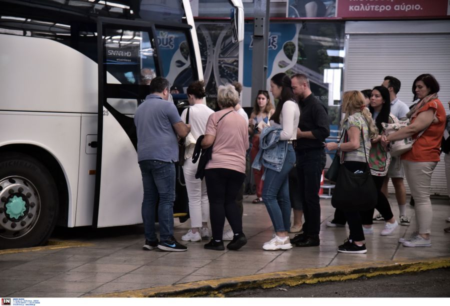 Καθαρά Δευτέρα: Όπου φύγει-φύγει οι Αθηναίοι για το τριήμερο – Το αδιαχώρητο στα ΚΤΕΛ, κάθε 5 λεπτά αναχωρούν λεωφορεία