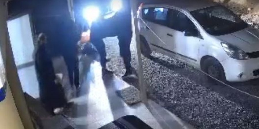 Κύπρος: Καρέ καρέ η στιγμή που κουκουλοφόροι «φορτώνουν» χρηματοκιβώτιο με 800.000 ευρώ από τη Μονή