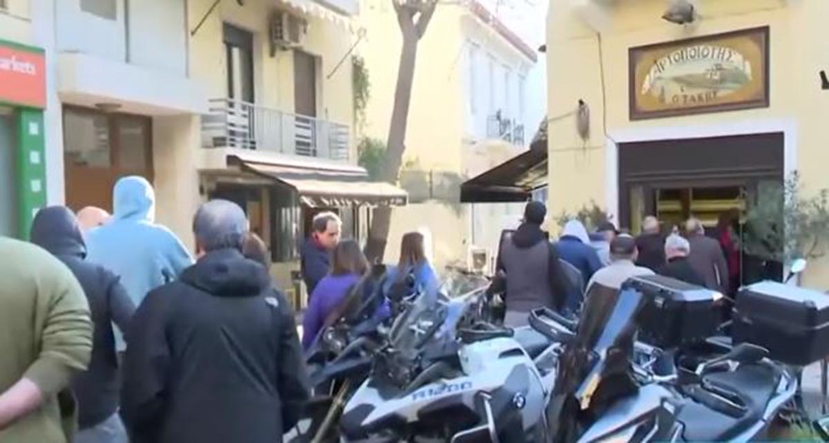 Καθαρά Δευτέρα: Ουρές από τα ξημερώματα στους φούρνους για την παραδοσιακή λαγάνα – Δείτε βίντεο