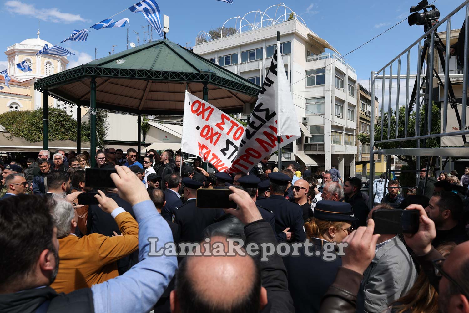 25η Μαρτίου: Ένταση με εργαζόμενους της ΛΑΡΚΟ μετά την παρέλαση στη Λαμία – ΦΩΤΟ & ΒΙΝΤΕΟ