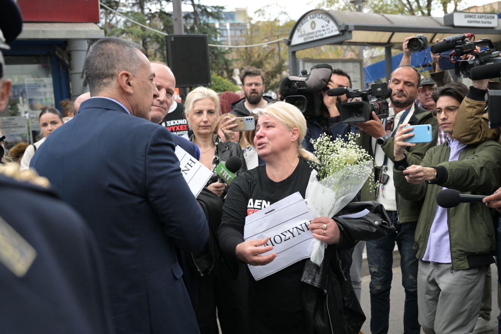 Λάρισα: «Κάντε το καθήκον σας» – Ξέσπασε η μητέρα της Κλαούντια που σκοτώθηκε στα Τέμπη