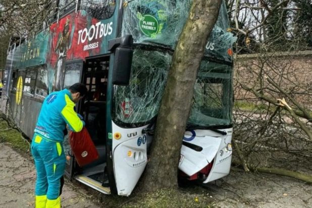 Το λεωφορείο ήταν διπλό και προσέκρουσε σε δέντρο.