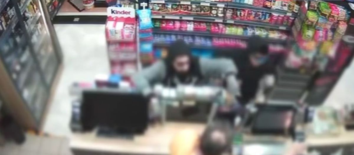 Βίντεο από ένοπλη ληστεία σε ψιλικατζίδικο στη Θεσσαλονίκη – Ψέκασαν τον υπάλληλο με σπρέι πιπεριού