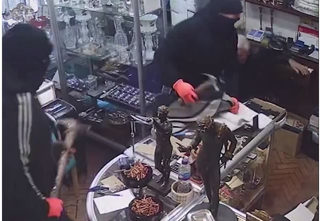 Καρέ – καρέ η τρομακτική ληστεία σε μαγαζί με αντίκες – Χτύπησαν τον ιδιοκτήτη με σφυρί