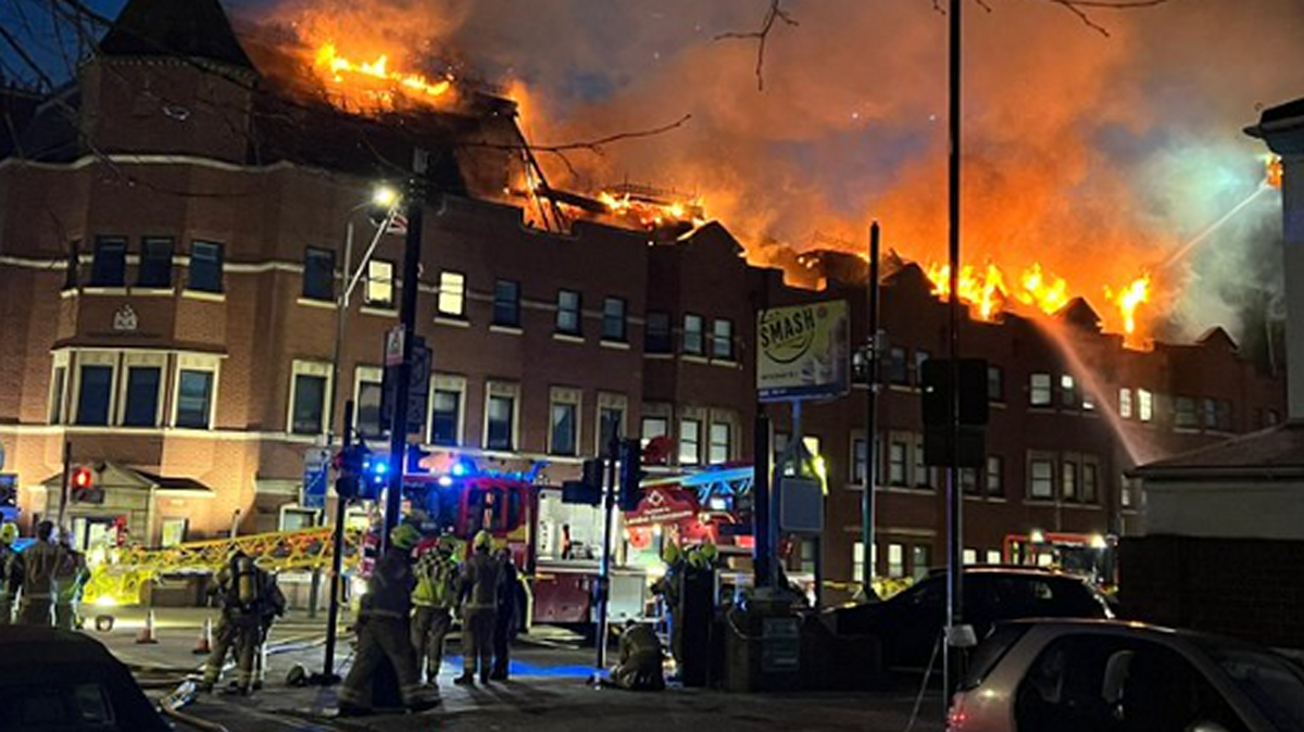 Βρετανία: Μεγάλη φωτιά σε αστυνομικό τμήμα στο Λονδίνο