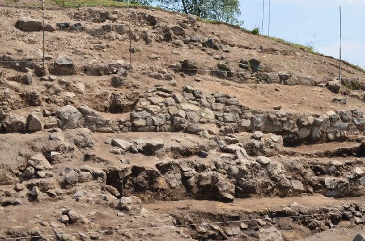 Άφωνοι οι αρχαιολόγοι: Ανακάλυψαν πυραμιδικές δομές σε μέρος που δεν περίμεναν και έχουν μπερδευτεί – Ήταν τόπος προσκυνήματος;