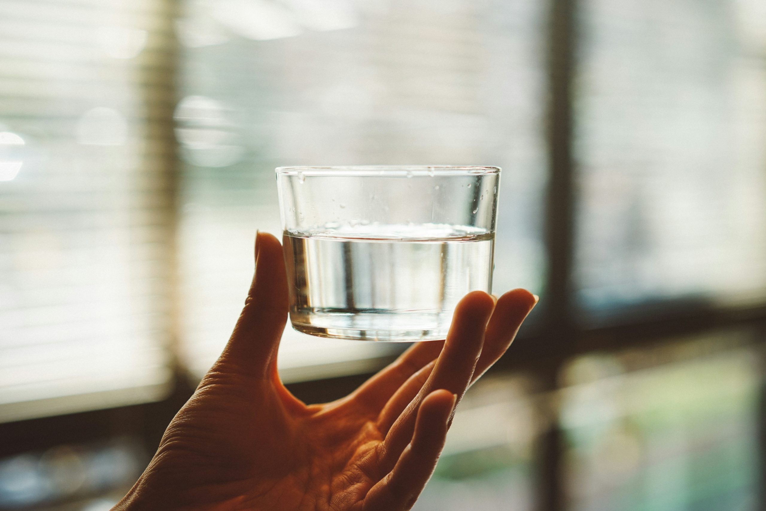 Ειδικός προειδοποιεί: Το νερό πριν από τον ύπνο μπορεί να βλάψει την υγεία σας