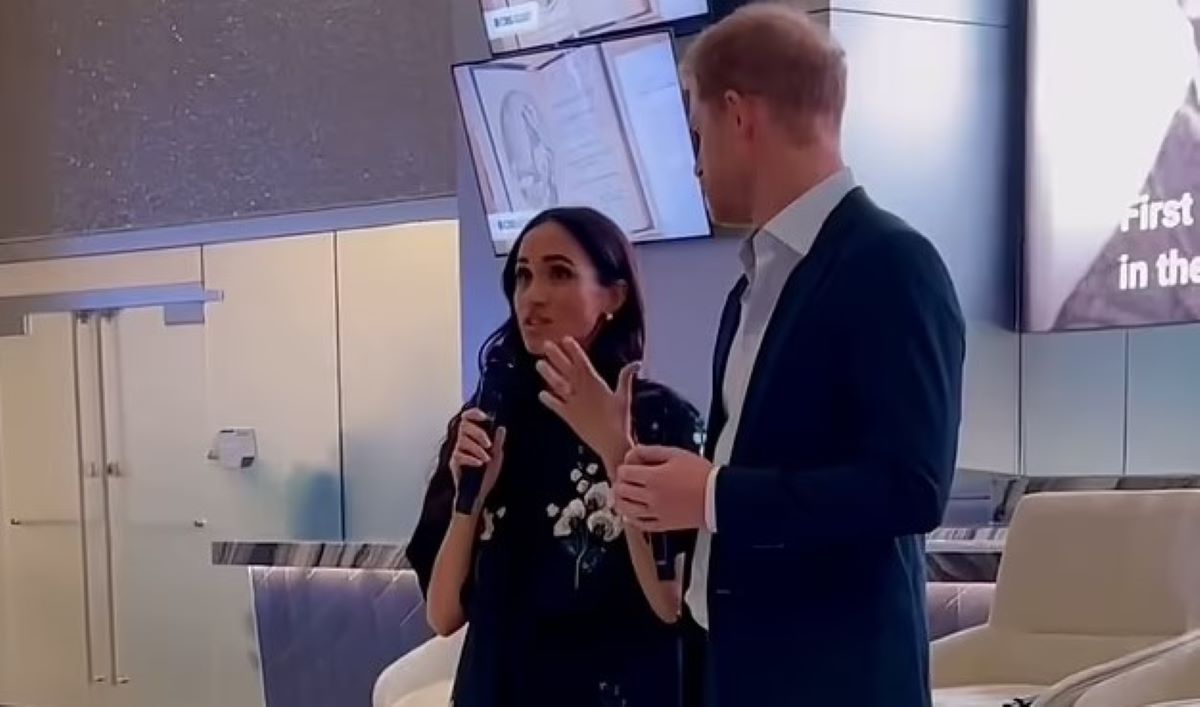 Ο πρίγκιπας Χάρι και η Μέγκαν Μαρκλ μίλησαν χθες το βράδυ κατά τη διάρκεια μιας έκθεσης για την τέχνη και την ιστορία των Αφροαμερικανών στο Λος Άντζελες.