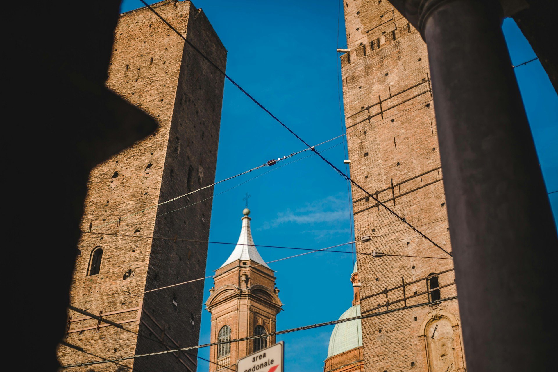 Η Ιταλία έχει κι άλλο κεκλιμένο πύργο εκτός της Πίζας — Και αυτός θα μπορούσε να πέσει