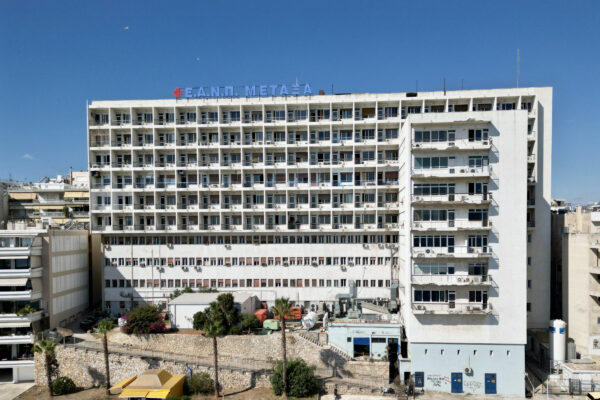 Νοσοκομείο «Μεταξά: 43χρονη έκανε την αποκλειστική και έκλεβε ασθενείς και συνοδούς – Τραυμάτισε 3 άτομα