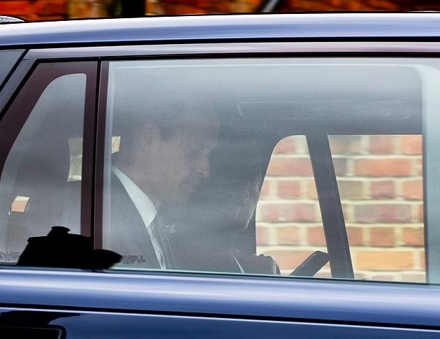 Η Κέιτ Μίντλετον στο αυτοκίνητο κατά την έξοδο της από το κάστρο του Ουίνδσορ στο πλευρό του πρίγκιπα Ουίλιαμ.