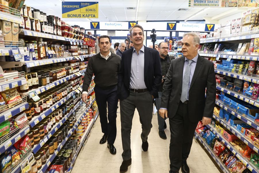 Αυτοψία Μητσοτάκη σε σούπερ μάρκετ: Η μάχη με την ακρίβεια συνεχίζεται – Μείωση τιμών στο βρεφικό γάλα έως 20%