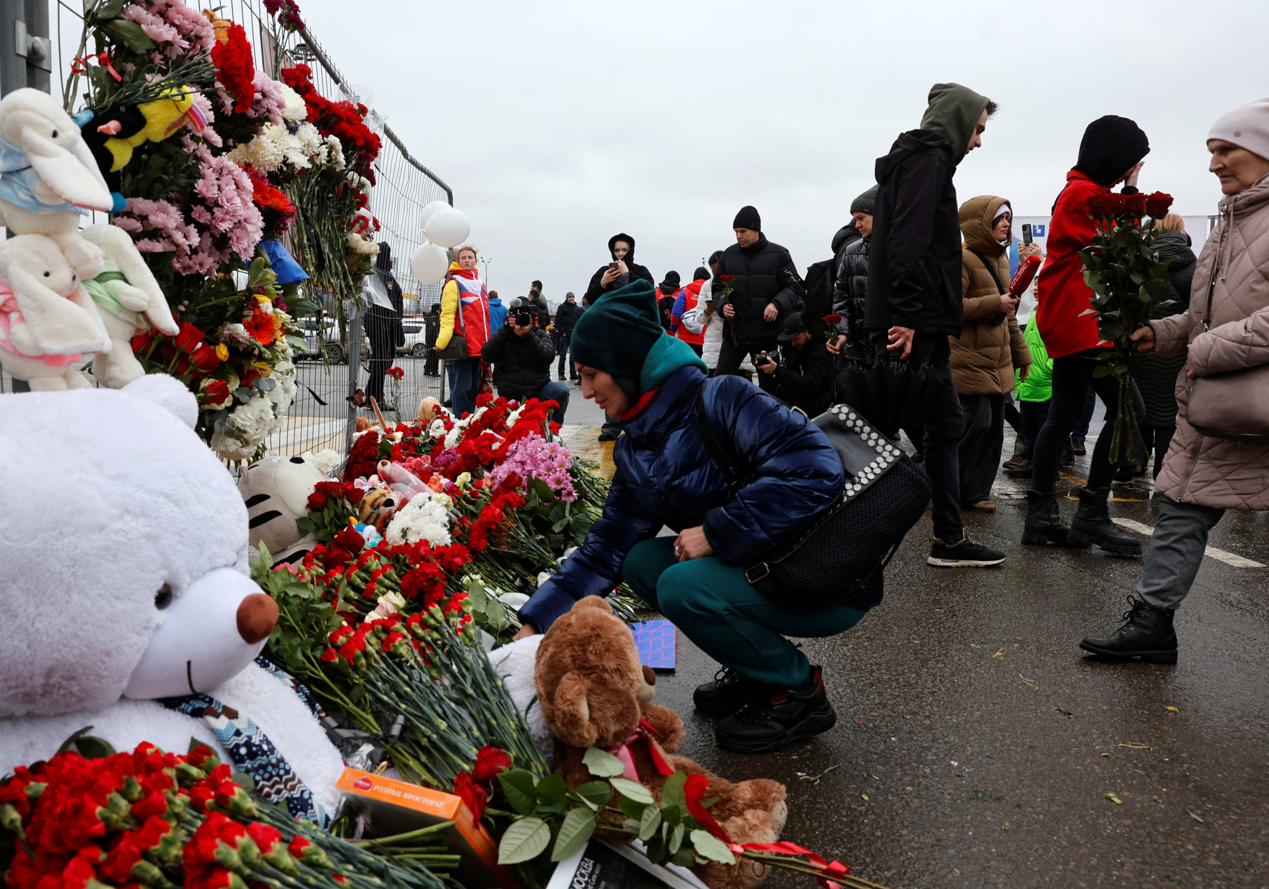 Μακελειό στη Μόσχα: Ημέρα εθνικού πένθους στη Ρωσία για τους 133 νεκρούς – Τα αναπάντητα ερωτήματα