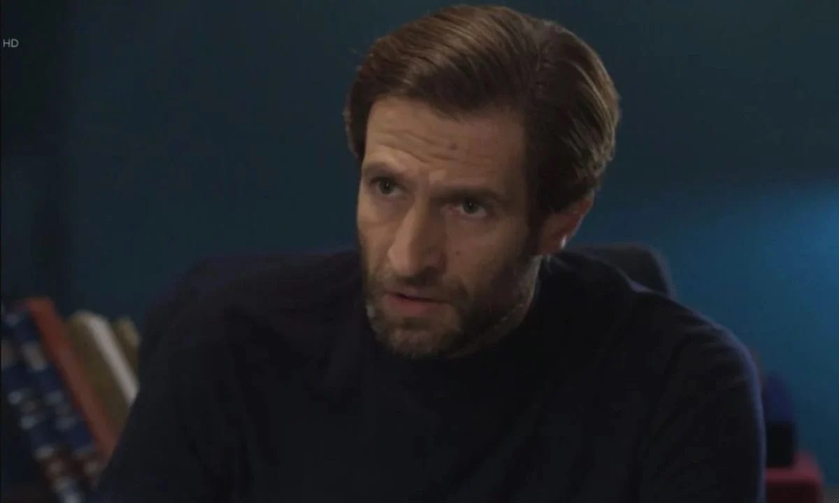 Η Γη της ελιάς: Ο Κωνσταντίνος ζητάει αποδείξεις για τα κρυφά χαρτιά του εκβιαστή προκειμένου να του δώσει τα χρήματα