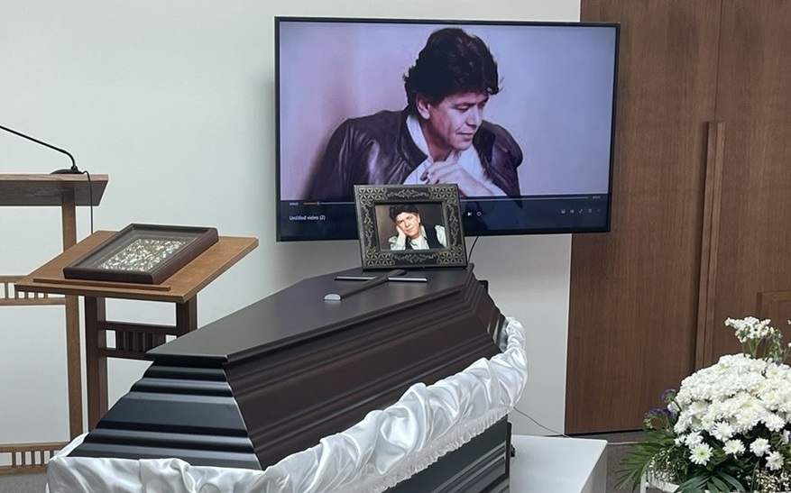 Δήμος Μούτσης: Στενοί φίλοι και συγγενείς αποχαιρέτησαν τον σπουδαίο συνθέτη – Στη Ριτσώνα το τελευταίο «αντίο»