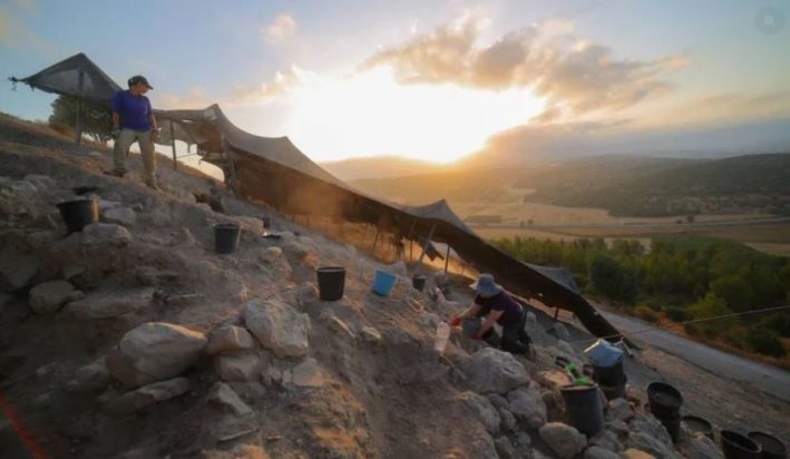 Ο ήλιος ανατέλλει και ο ναός αστράφτει