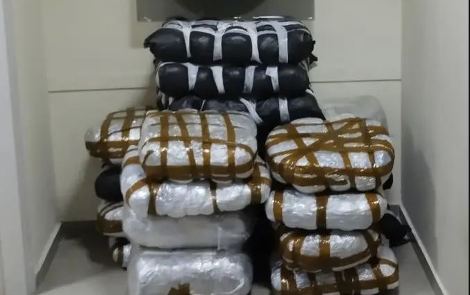 Ηγουμενίτσα: Φωτογραφίες από τα ναρκωτικά που εντοπίστηκαν μέσα στο περιπολικό