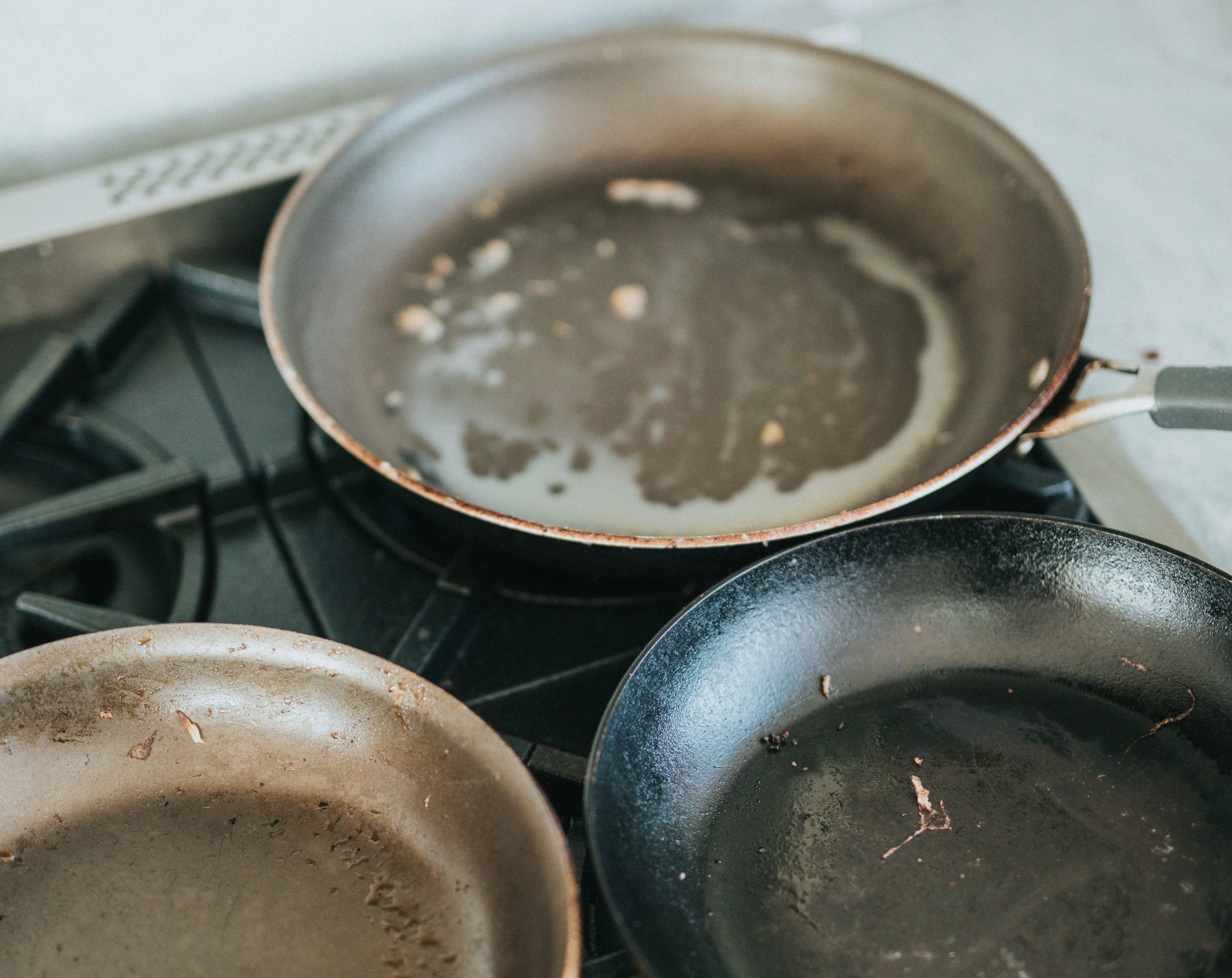 Μια γυναίκα μοιράζεται το κόλπο της γιαγιάς της για να καθαρίσετε τα καμένα μαγειρικά σκεύη – «Μακάρι να το γνώριζα νωρίτερα»